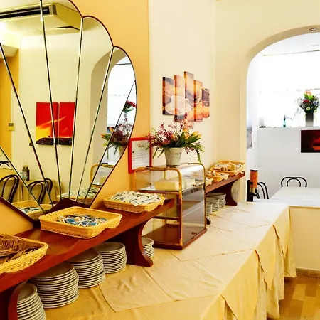 In Guest - New Cirene Quadruple And Single Vendégház *