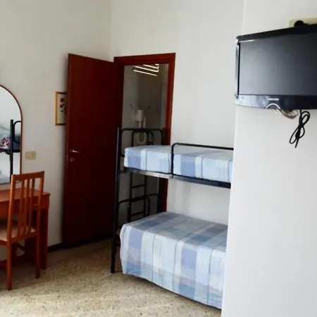 In Guest - New Cirene Quadruple And Single Πανσιόν *